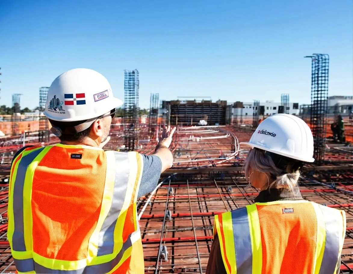 Equipo de Constructora Satelital participando en obra
